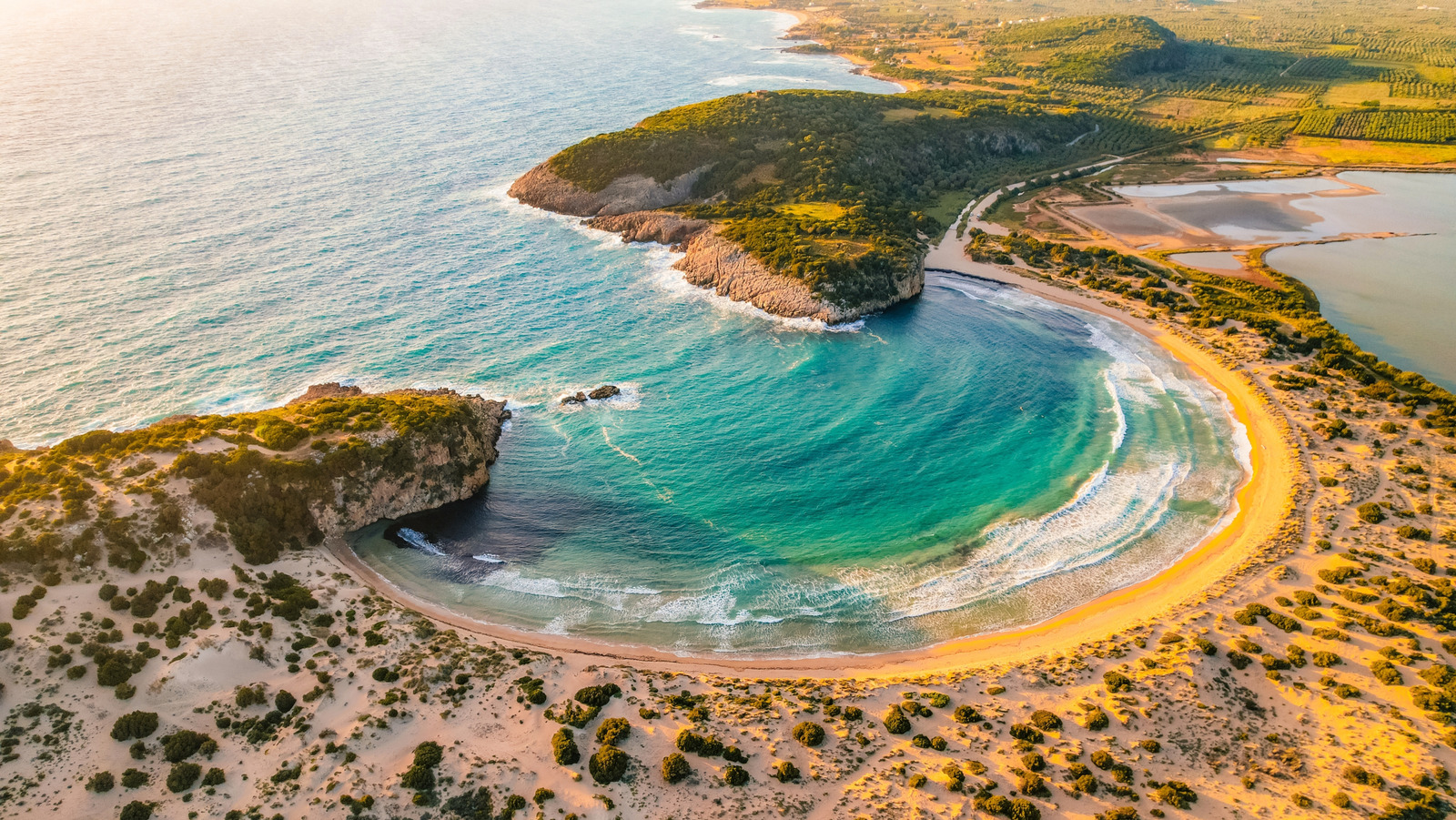 L'une des randonnées les plus enrichissantes de la Grèce mène à une plage méditerranée semi-cercle célèbre à couper le souffle
