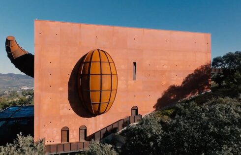 Le musée de l'huile d'olive d'Espagne est une destination étrange et surréaliste au milieu des collines recouvertes de bosquet magiques