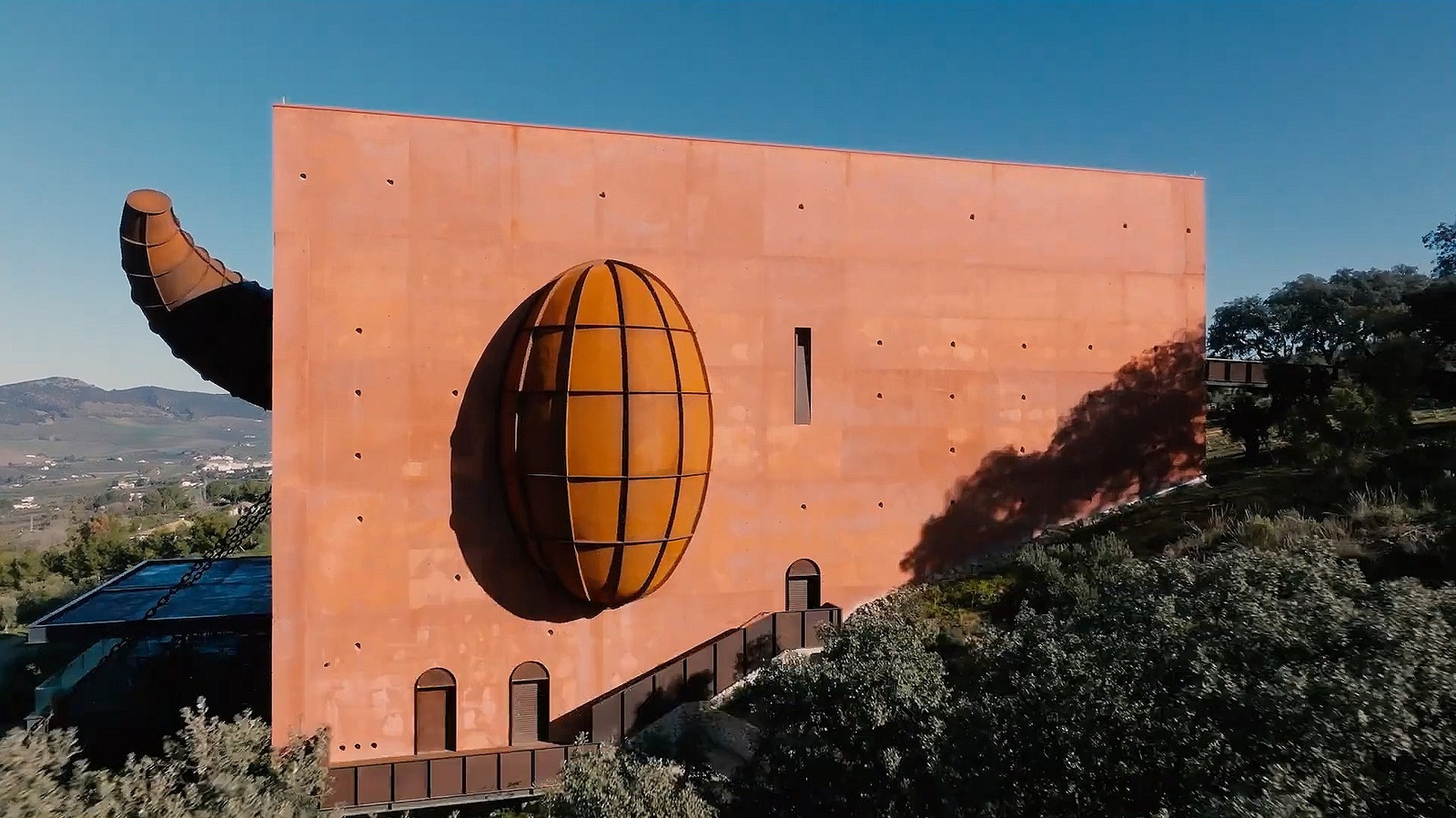 Le musée de l'huile d'olive d'Espagne est une destination étrange et surréaliste au milieu des collines recouvertes de bosquet magiques
