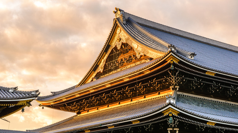 La lumière du soleil sur le toit du temple Higashi Hongan-Ji à Kyoto, au Japon,