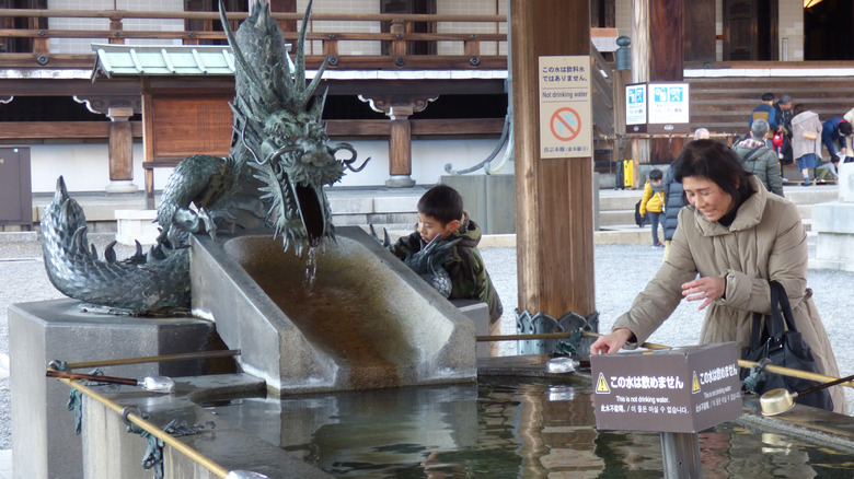 Chozuya avec statue de dragon au temple Higashi Hongan-Ji à Kyoto, Japon