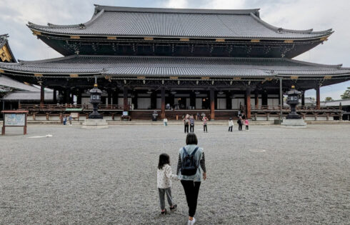 Le plus grand temple en bois de Kyoto tient un artefact géant vraiment troublant en cheveux humains