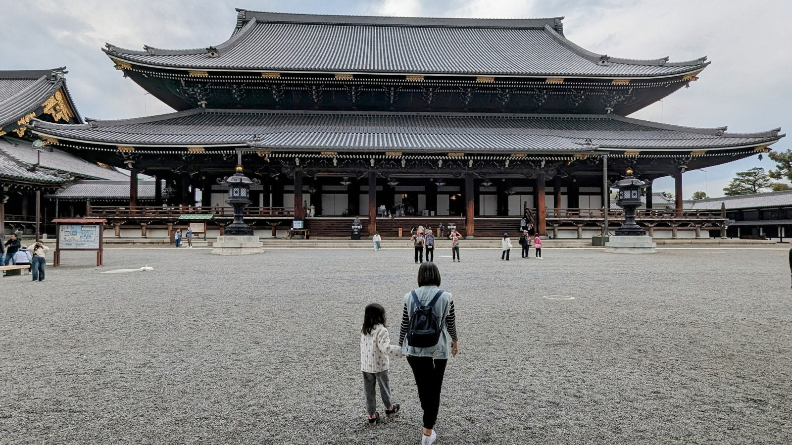 Le plus grand temple en bois de Kyoto tient un artefact géant vraiment troublant en cheveux humains