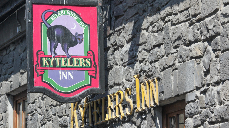 Gros plan du panneau de Kyteler's Inn à l'extérieur de la construction en pierre
