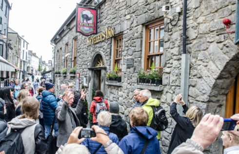 L'Irish Inn primée aimée par les habitants qui est un joyau de la musique, de la nourriture, des boissons et du plaisir