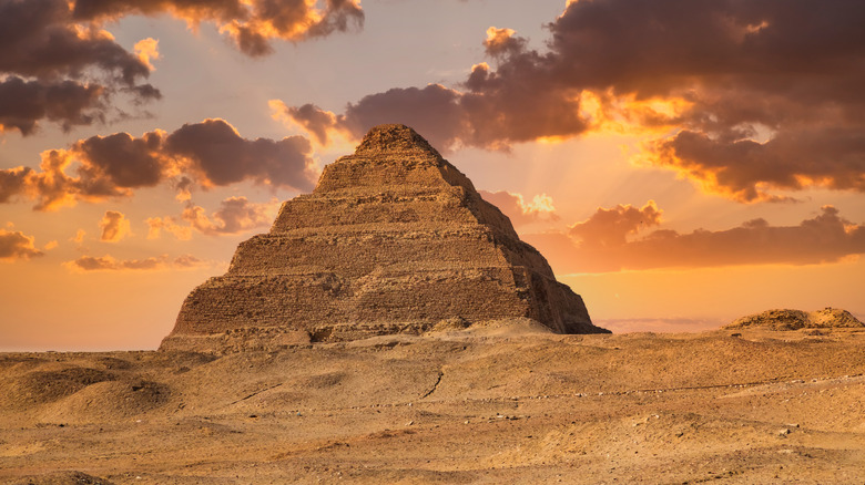 La pyramide étape de Djoser pendant le coucher du soleil à Saqqara, en Égypte