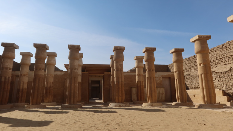Colonnes à l'entrée d'une ancienne tombe à Saqqara, Égypte