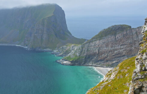Niché dans la nature sauvage de l'Arctique en Norvège est l'une des meilleures plages du monde offrant de minuit soleil