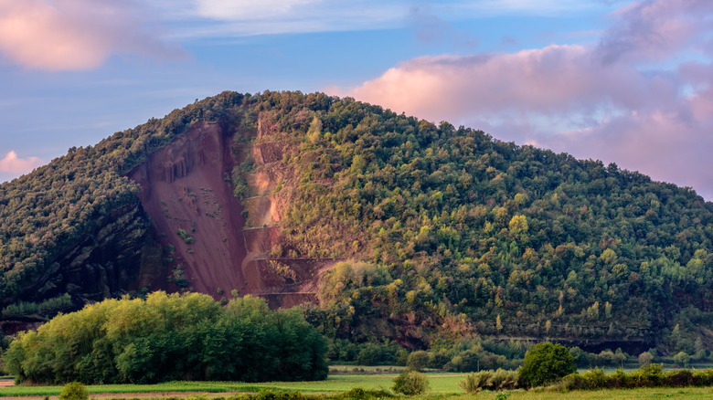 Le volcan Croscat partiellement extrait de La Garrotxa au coucher du soleil