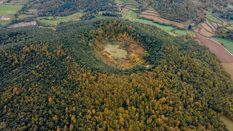 Une vue aérienne regardant un cratère volcanique dormant avec une église au milieu