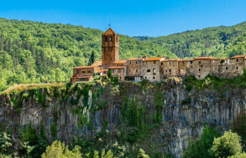 L'une des régions volcaniques les plus frappantes d'Europe est un joyau avec des villes qui tiennent des falaises et des vues irréels en Espagne