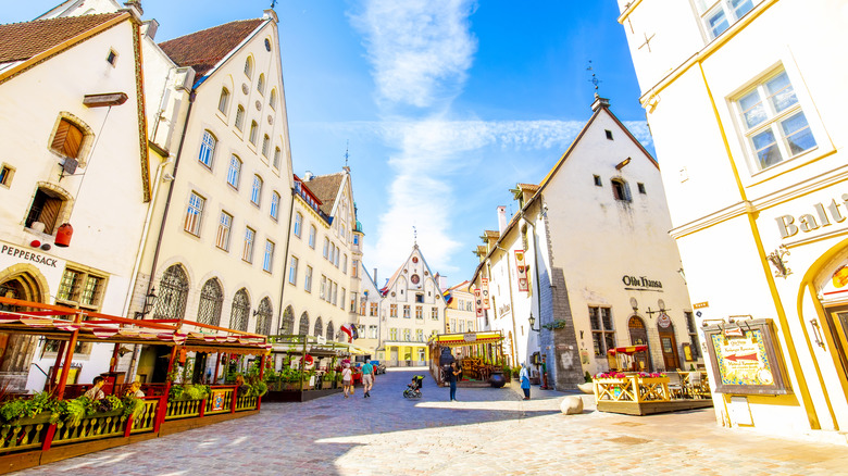 La vieille ville de Tallinn en Estonie avec le restaurant Olde Hansa