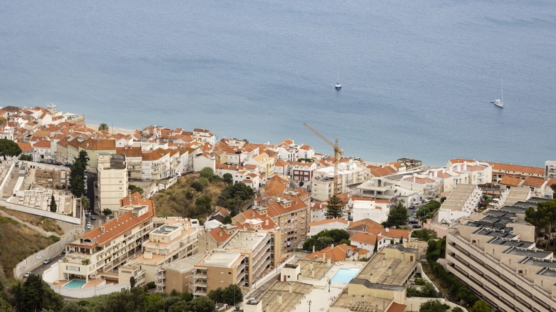 Vue surplombant Sesimbra et la côte