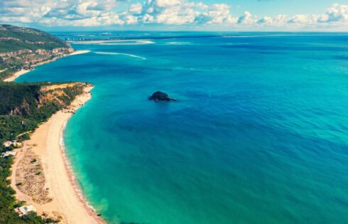 Ce parc côtier au Portugal cache des chapelles abandonnées, des eaux bleues vibrantes et des plages de sable blanc