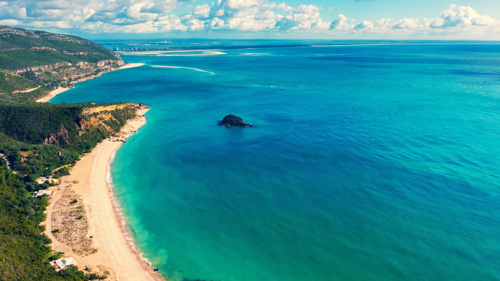 Ce parc côtier au Portugal cache des chapelles abandonnées, des eaux bleues vibrantes et des plages de sable blanc