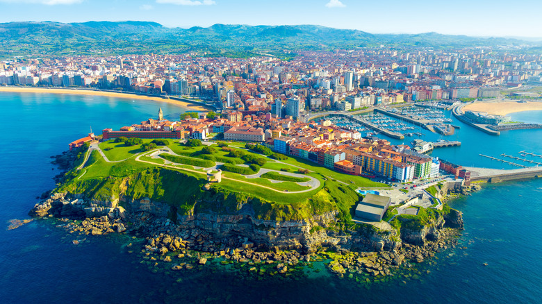 Une vue aérienne du parc de la batterie verte de Gijon Santa Catalina