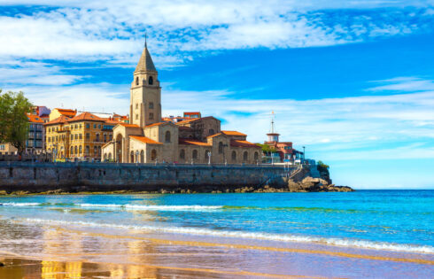 Caché sur la côte verte de l'Espagne est un paradis de plage extrêmement sous-estimé avec une nourriture, un charme et un art exceptionnels
