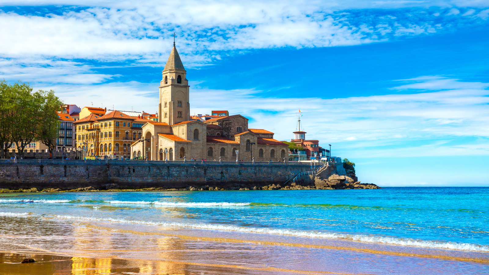 Caché sur la côte verte de l'Espagne est un paradis de plage extrêmement sous-estimé avec une nourriture, un charme et un art exceptionnels