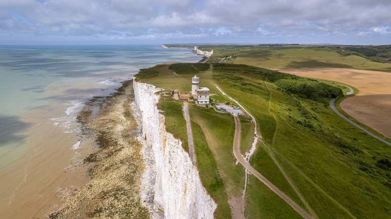 Vue aérienne du phare de Belle Tout au sommet des falaises de craie sur la côte sud anglaise