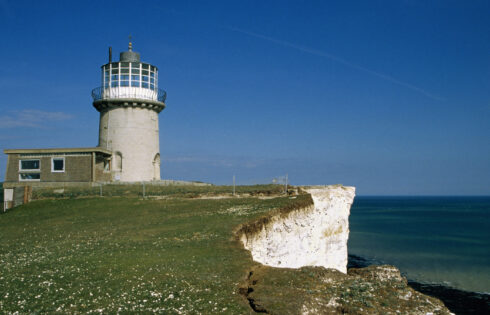 Le phare historique de l'Angleterre est devenu confortable B&B est une évasion sereine avec des vues côtières falaises.