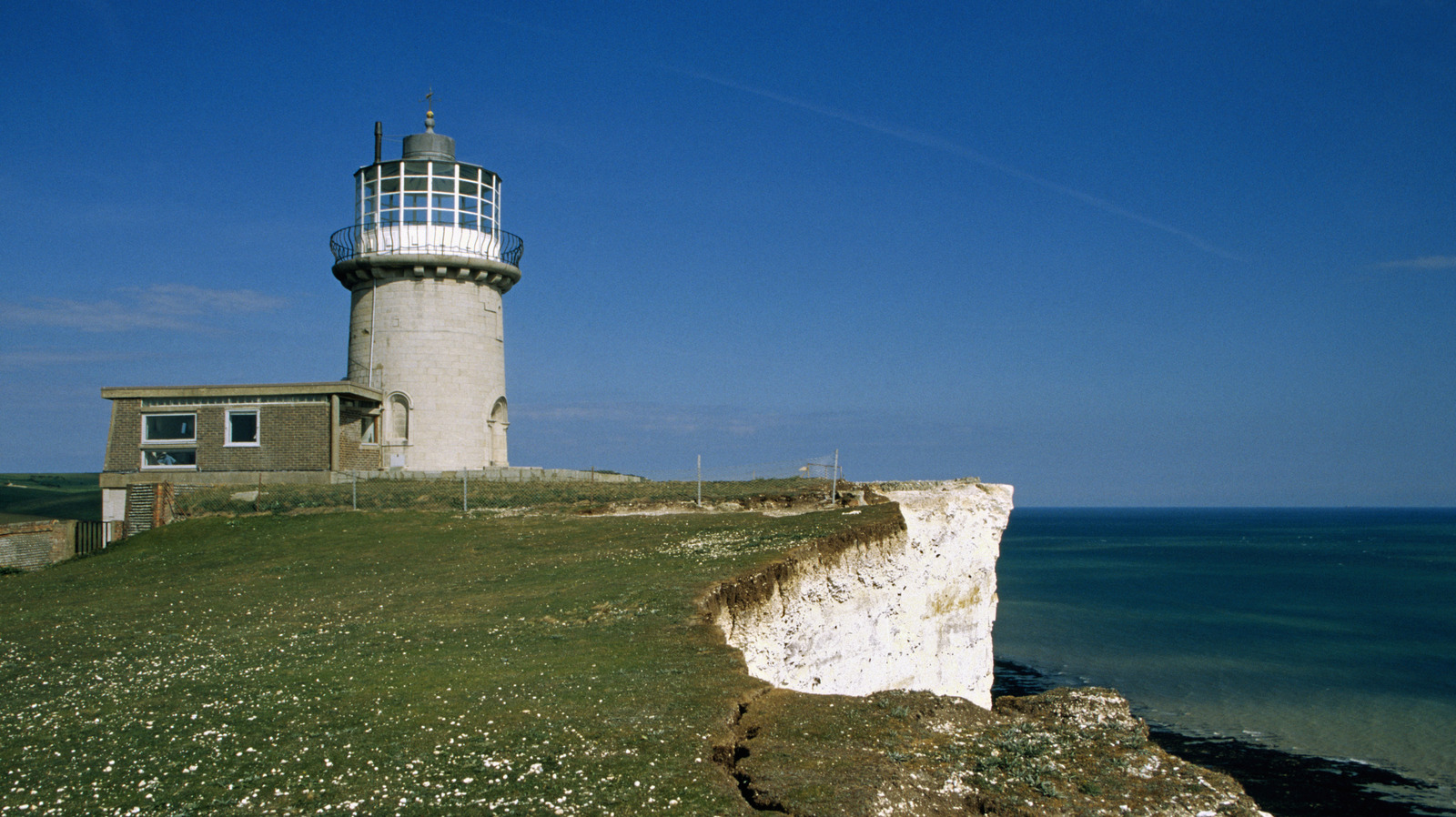 Le phare historique de l'Angleterre est devenu confortable B&B est une évasion sereine avec des vues côtières falaises.