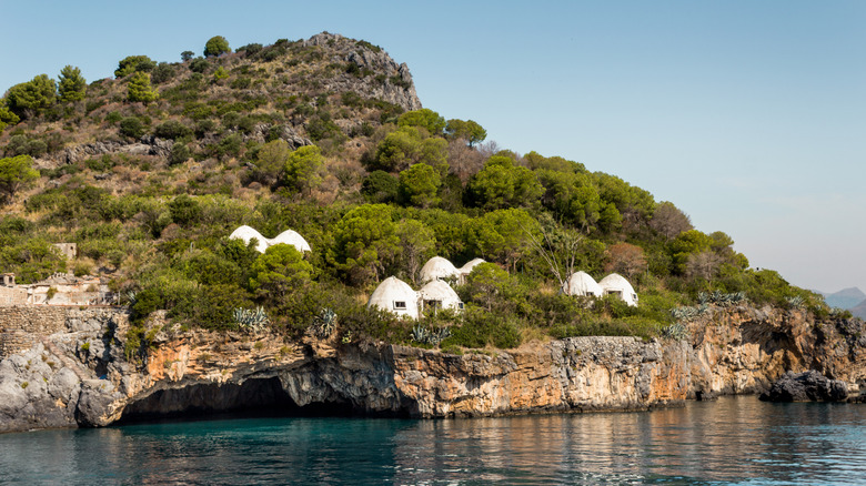 Vue du paysage et des bungalows abandonnés sur l'île Dino, en Italie,