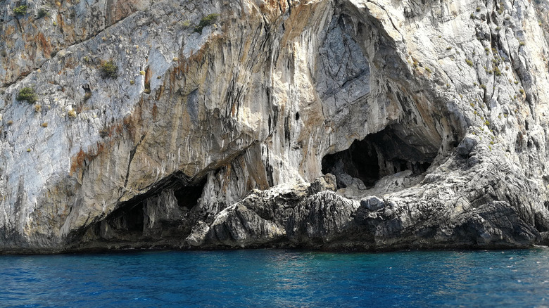 L'extérieur des grottes marines à Dino Island, Italie