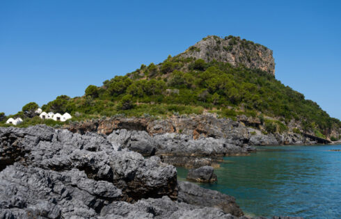 Cette île de villégiature italienne pittoresque autrefois précieuse est maintenant un joyau abandonné totalement étrange mais magnifique