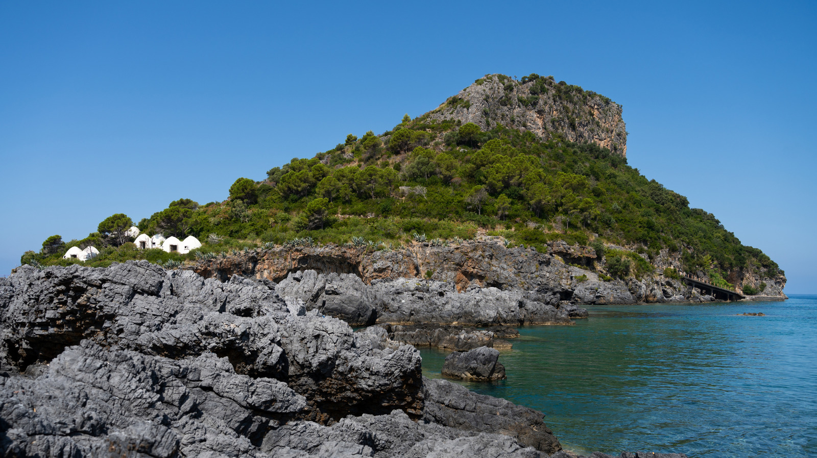 Cette île de villégiature italienne pittoresque autrefois précieuse est maintenant un joyau abandonné totalement étrange mais magnifique