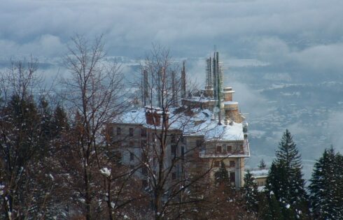 Hidden in the italien Alpes est un film d'horreur étrange dans cet hôtel abandonné autrefois