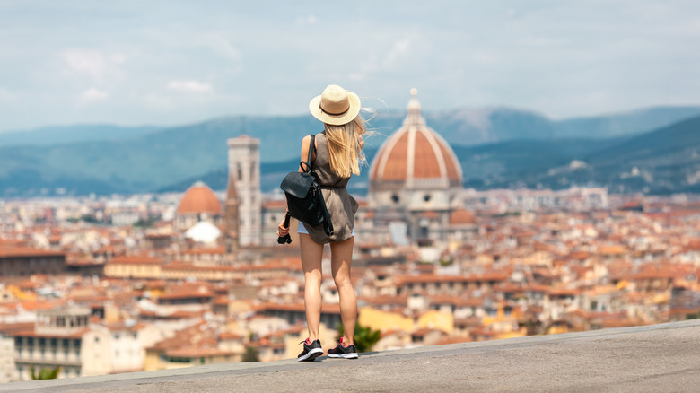 Femme par derrière en regardant sur la ligne d'horizon de Florence par jour clair