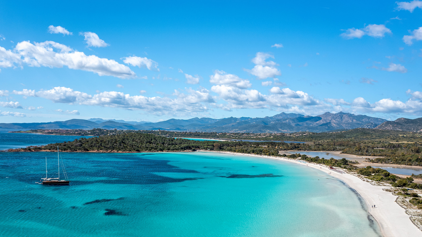 Le `` Little Tahiti '' d'Italie est une plage de rêve avec du sable blanc poudré et des eaux turquoise éblouissantes