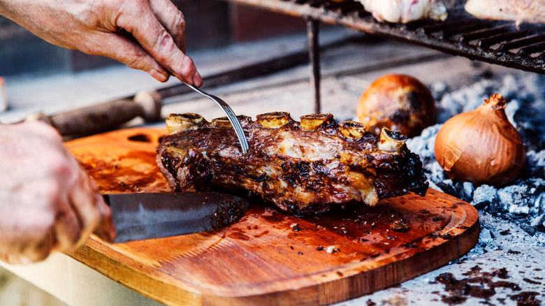 Asado Beef Viande en coupe sur une planche à découper en bois