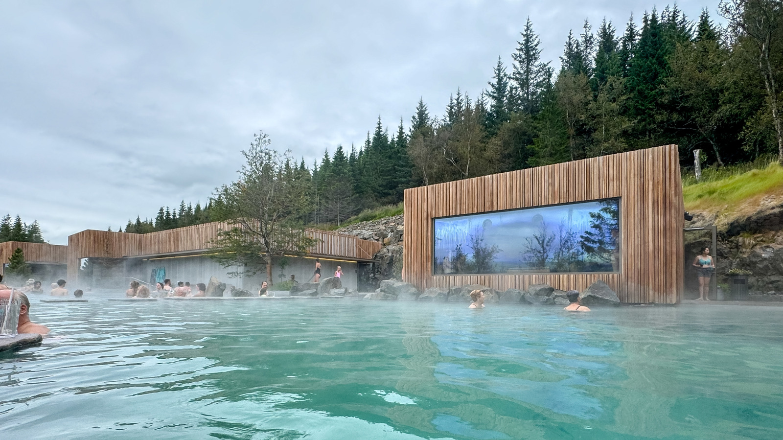 Sautez le lagon bleu et trempez dans le spa géothermique sous-estimé d'Islande caché dans une forêt enchanteresse