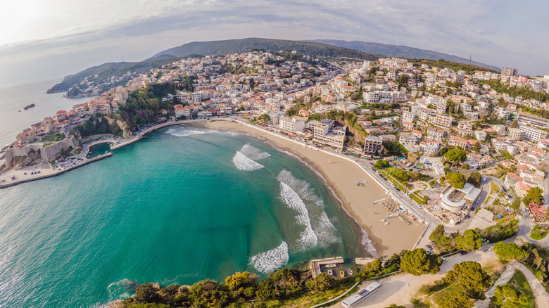 Vue aérienne de la petite plage et de la vieille ville d'Ulcinj