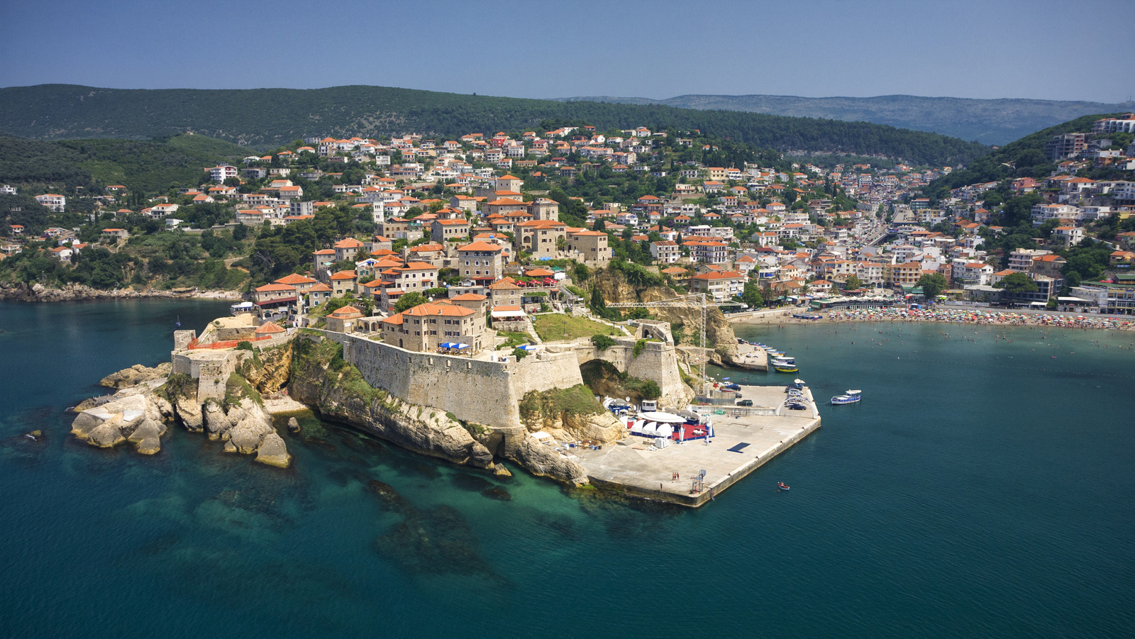 Le secret le mieux gardé du Monténégro au bord de la mer est une ville calme avec des plages sans fin et des rives peu fréquentées