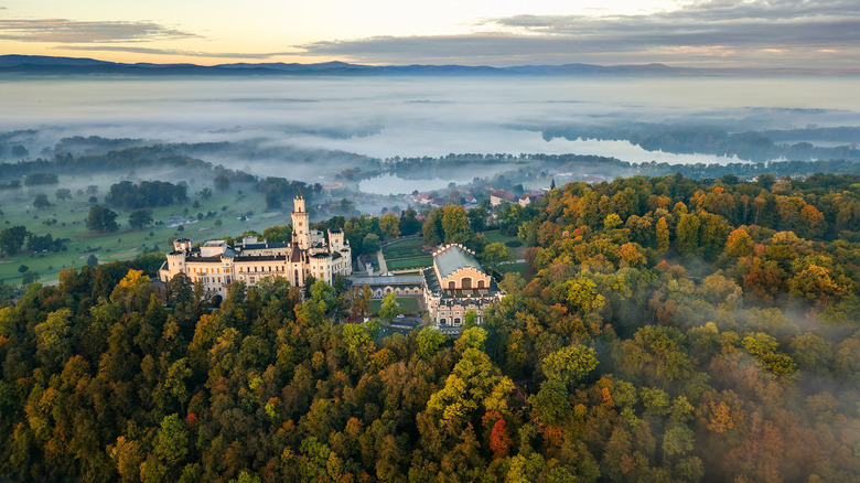 Château de Hluboká pendant l'automne dans le sud de la Bohême, en Tchéche