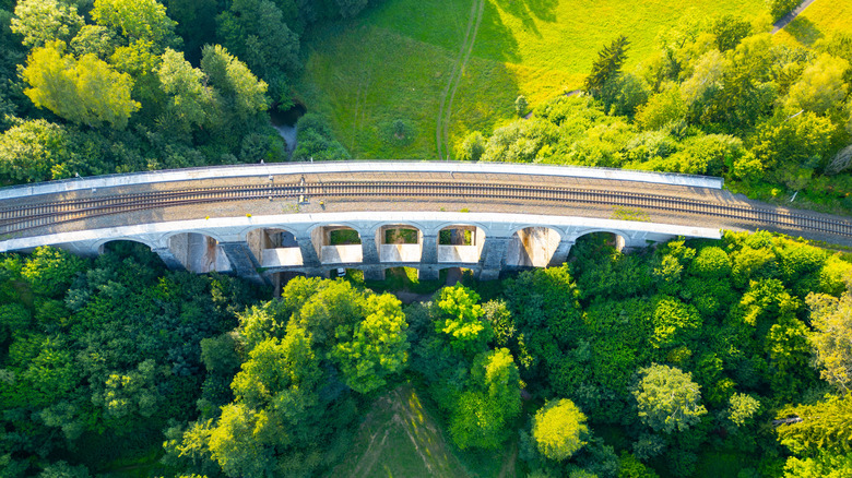 Pont ferroviaire de Sychrov en Tchéche debout au-dessus de la forêt dense