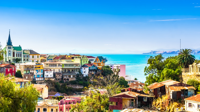 Vue panoramique des maisons colorées à Valparaiso.