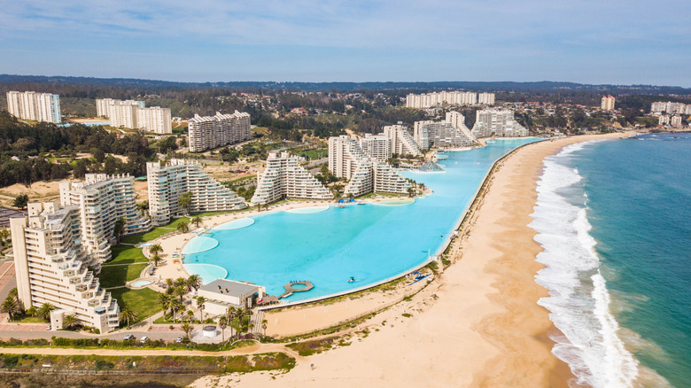Vue aérienne de San Alfonso del Mar et de la piscine