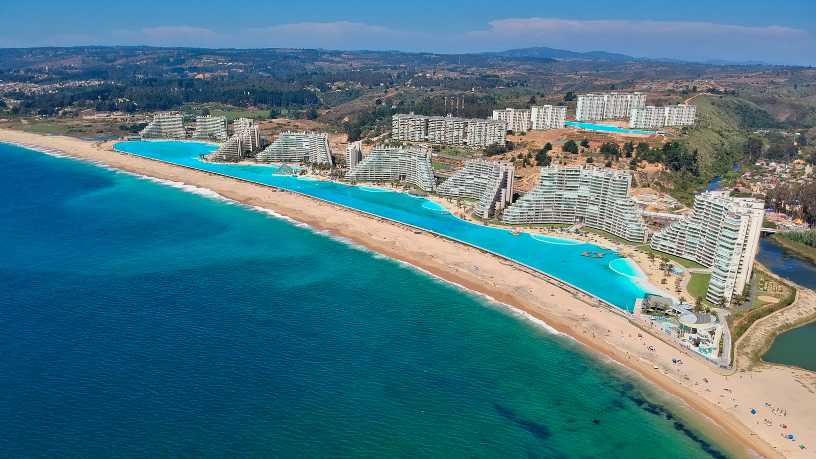 L'une des plus grandes piscines mondiales est un joyau sud-américain géant et rêveur dans une station balnéaire de classe mondiale