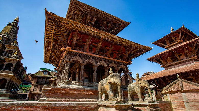 Un temple et des statues à Patan Durbar Square, au Népal