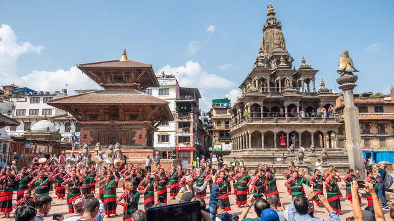 Danseurs dans la rue lors d'un festival à Patan, au Népal,