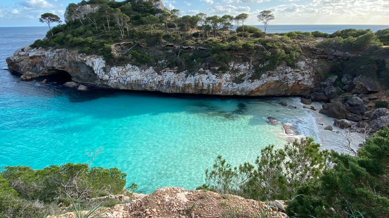 Vue latérale de Cala des Moro à Majorque