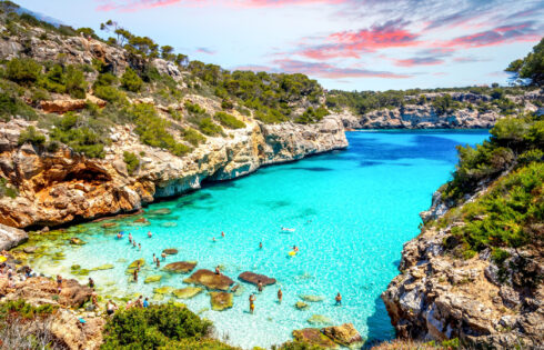 Niché dans la pittoresque Cove de Majorque est l'une des meilleures plages du monde avec des falaises majestueuses