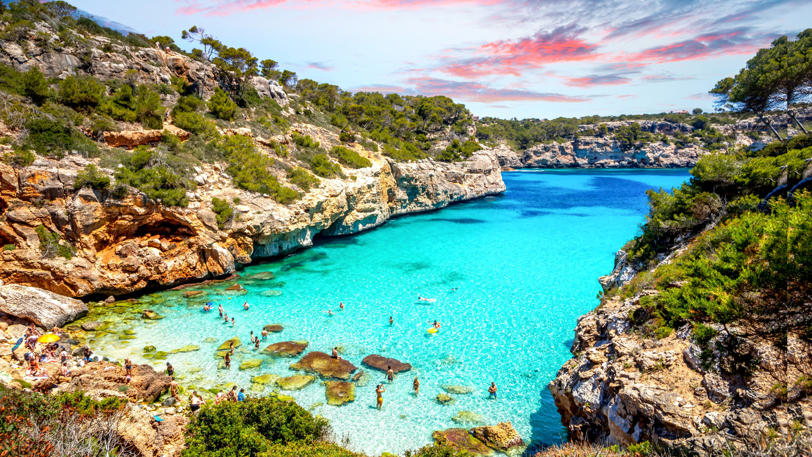 Niché dans la pittoresque Cove de Majorque est l'une des meilleures plages du monde avec des falaises majestueuses