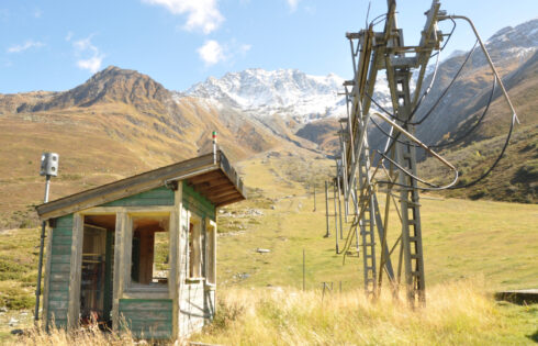 Cette station de ski abandonnée autrefois falsifiée en Suisse attire toujours des foules pour une raison