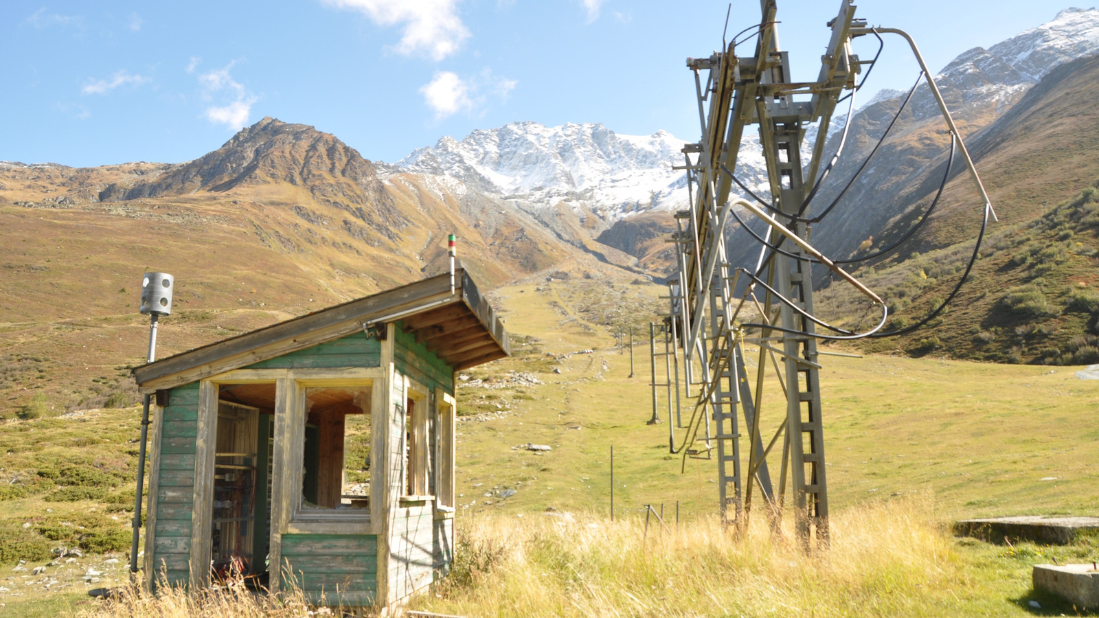 Cette station de ski abandonnée autrefois falsifiée en Suisse attire toujours des foules pour une raison