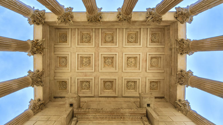 Colonnade majestueuse du temple romain Maison Carrée à Nîmes, Occitanie, France