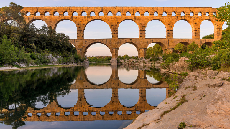 Pont du Gard réfléchissant dans l'eau en dessous, Nîmes, France